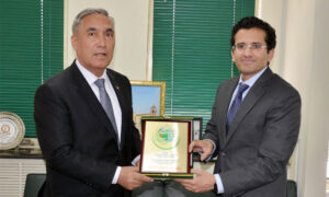 Read more about the article A commemorative shield is presented to Federal Minister for Petroleum, Ali Pervaiz Malik by Ambassador of Turkmenistan to Pakistan in Islamabad on March 18, 2025.