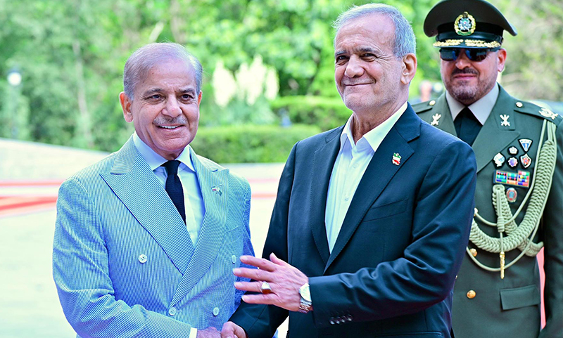 Read more about the article President of Iran Dr. Masoud Pezeshkian receives Prime Minister Muhammad Shehbaz Sharif upon his arrival at Sa’dabad Palace. Tehran on May 26, 2025.