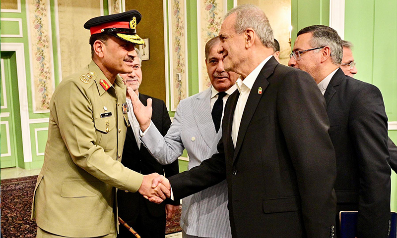 Read more about the article President of Iran Dr. Masoud Pezeshkian and Prime Minister Shehbaz Sharif introducing their respective delegation at reception in Sa’dabad Palace. Tehran on May 26, 2025.